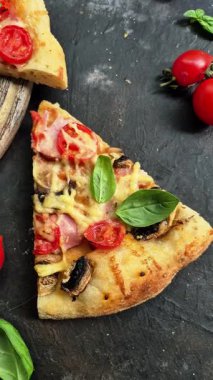 Jambonlu, domatesli ve peynirli iştah açıcı pizza. İnce pizza.