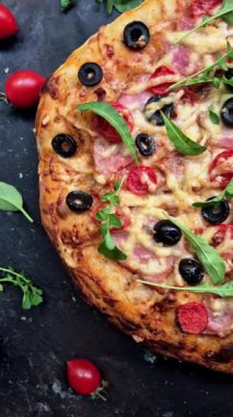 Jambonlu, domatesli ve peynirli iştah açıcı pizza. İnce pizza.