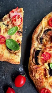 Jambonlu, domatesli ve peynirli iştah açıcı pizza. İnce pizza.