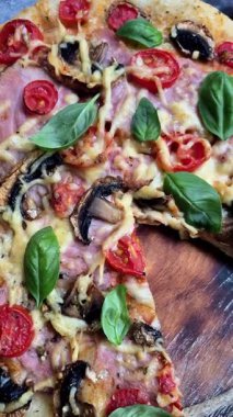 Jambonlu, domatesli ve peynirli iştah açıcı pizza. İnce pizza.