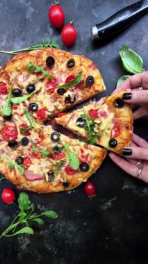 Jambonlu, domatesli ve peynirli iştah açıcı pizza. İnce pizza.