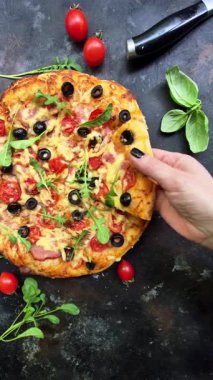 Jambonlu, domatesli ve peynirli iştah açıcı pizza. İnce pizza.