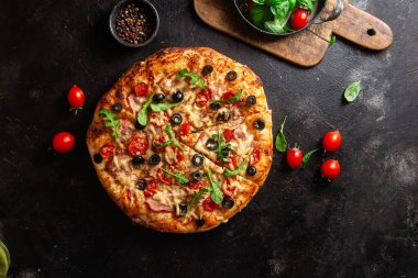 Jambonlu, domatesli ve peynirli iştah açıcı pizza. İnce pizza.