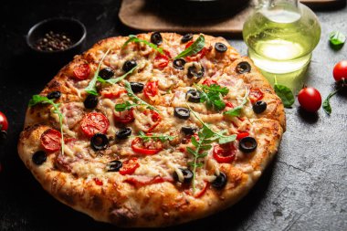 Jambonlu, domatesli ve peynirli iştah açıcı pizza. İnce pizza.
