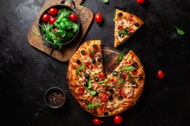 Jambonlu, domatesli ve peynirli iştah açıcı pizza. İnce pizza.