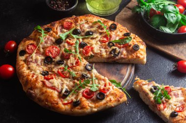 Jambonlu, domatesli ve peynirli iştah açıcı pizza. İnce pizza.