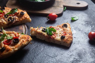 Jambonlu, domatesli ve peynirli iştah açıcı pizza. İnce pizza.