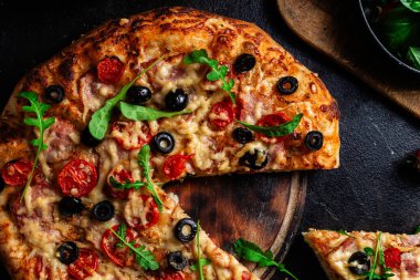 Jambonlu, domatesli ve peynirli iştah açıcı pizza. İnce pizza.