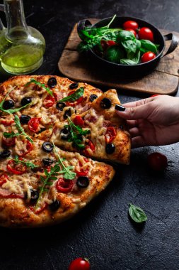 Jambonlu, domatesli ve peynirli iştah açıcı pizza. İnce pizza.