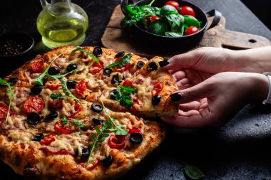 Jambonlu, domatesli ve peynirli iştah açıcı pizza. İnce pizza.