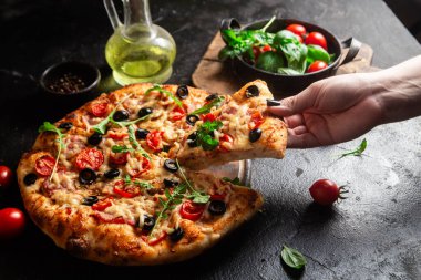 Jambonlu, domatesli ve peynirli iştah açıcı pizza. İnce pizza.
