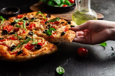 Jambonlu, domatesli ve peynirli iştah açıcı pizza. İnce pizza.