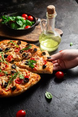 Jambonlu, domatesli ve peynirli iştah açıcı pizza. İnce pizza.