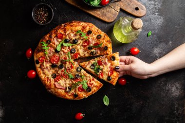 Jambonlu, domatesli ve peynirli iştah açıcı pizza. İnce pizza.