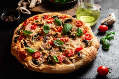 Jambonlu, domatesli ve peynirli iştah açıcı pizza. İnce pizza.