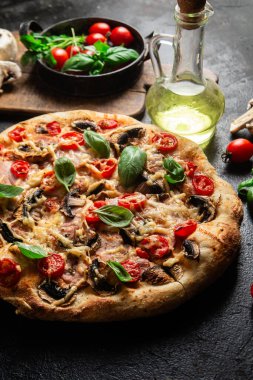 Jambonlu, domatesli ve peynirli iştah açıcı pizza. İnce pizza.