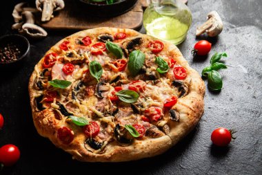 Jambonlu, domatesli ve peynirli iştah açıcı pizza. İnce pizza.