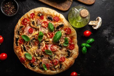 Jambonlu, domatesli ve peynirli iştah açıcı pizza. İnce pizza.