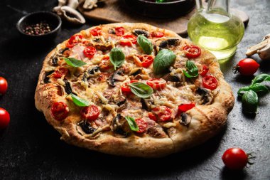 Jambonlu, domatesli ve peynirli iştah açıcı pizza. İnce pizza.