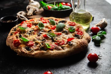 Jambonlu, domatesli ve peynirli iştah açıcı pizza. İnce pizza.
