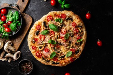 Jambonlu, domatesli ve peynirli iştah açıcı pizza. İnce pizza.