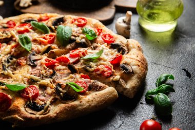 Jambonlu, domatesli ve peynirli iştah açıcı pizza. İnce pizza.