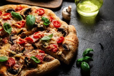 Jambonlu, domatesli ve peynirli iştah açıcı pizza. İnce pizza.