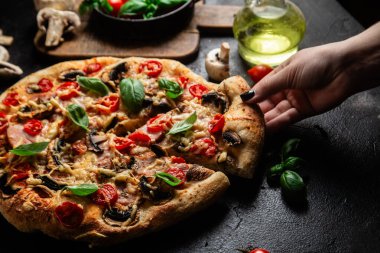 Jambonlu, domatesli ve peynirli iştah açıcı pizza. İnce pizza.