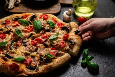 Jambonlu, domatesli ve peynirli iştah açıcı pizza. İnce pizza.