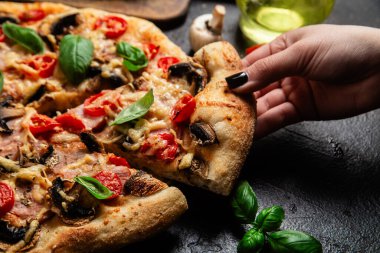 Jambonlu, domatesli ve peynirli iştah açıcı pizza. İnce pizza.