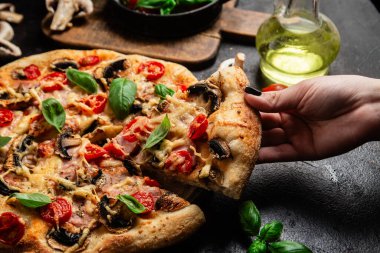 Jambonlu, domatesli ve peynirli iştah açıcı pizza. İnce pizza.