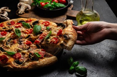 Jambonlu, domatesli ve peynirli iştah açıcı pizza. İnce pizza.