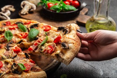 Jambonlu, domatesli ve peynirli iştah açıcı pizza. İnce pizza.