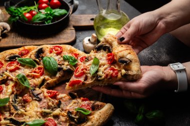 Jambonlu, domatesli ve peynirli iştah açıcı pizza. İnce pizza.