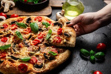 Jambonlu, domatesli ve peynirli iştah açıcı pizza. İnce pizza.