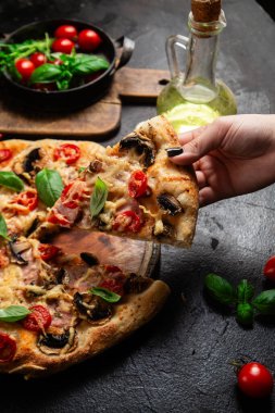 Jambonlu, domatesli ve peynirli iştah açıcı pizza. İnce pizza.