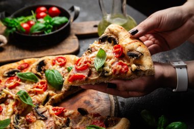 Jambonlu, domatesli ve peynirli iştah açıcı pizza. İnce pizza.