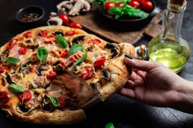 Jambonlu, domatesli ve peynirli iştah açıcı pizza. İnce pizza.