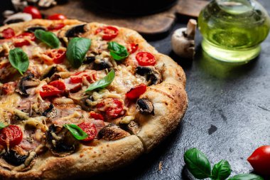 Jambonlu, domatesli ve peynirli iştah açıcı pizza. İnce pizza.