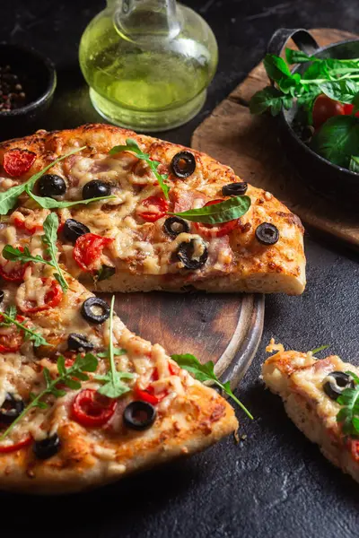 Jambonlu, domatesli ve peynirli iştah açıcı pizza. İnce pizza.