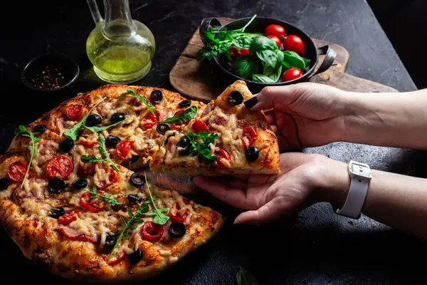 Jambonlu, domatesli ve peynirli iştah açıcı pizza. İnce pizza.