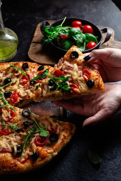 Jambonlu, domatesli ve peynirli iştah açıcı pizza. İnce pizza.