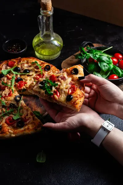 Jambonlu, domatesli ve peynirli iştah açıcı pizza. İnce pizza.