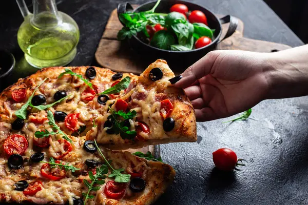 Jambonlu, domatesli ve peynirli iştah açıcı pizza. İnce pizza.