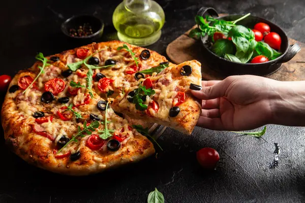 Jambonlu, domatesli ve peynirli iştah açıcı pizza. İnce pizza.
