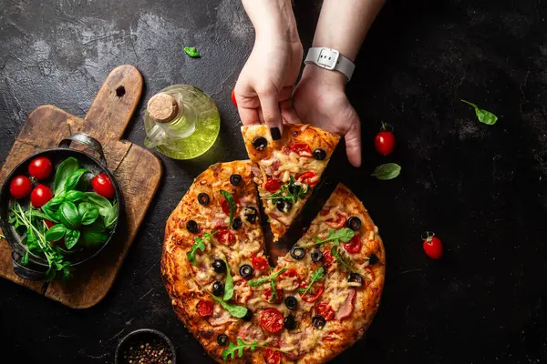 Jambonlu, domatesli ve peynirli iştah açıcı pizza. İnce pizza.