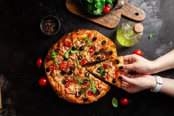 Jambonlu, domatesli ve peynirli iştah açıcı pizza. İnce pizza.