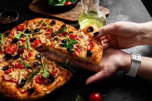 Jambonlu, domatesli ve peynirli iştah açıcı pizza. İnce pizza.