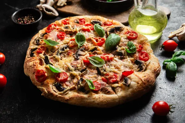 Jambonlu, domatesli ve peynirli iştah açıcı pizza. İnce pizza.