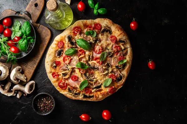Jambonlu, domatesli ve peynirli iştah açıcı pizza. İnce pizza.